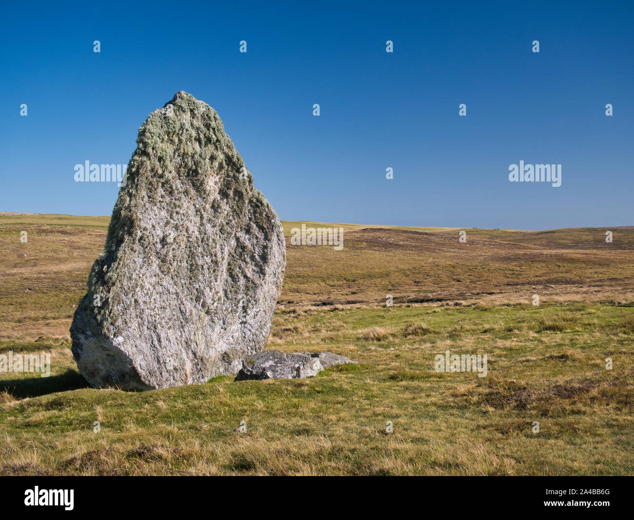 L'isolé, seul standing stone à Bordastubble sur l'île de Unst Shetland, en Écosse, Royaume-Uni Banque D'Images