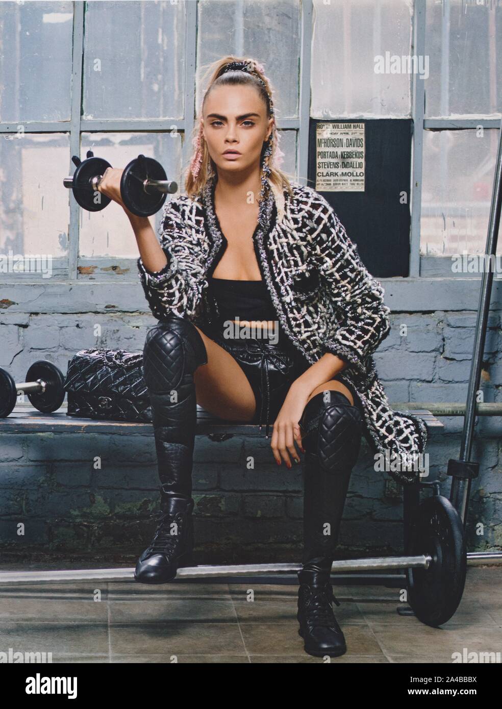 Affiche publicitaire de CHANEL avec Cara Delevingne en version papier du magazine à partir de 2014, de la publicité, publicité de CHANEL créatifs 2010s Banque D'Images