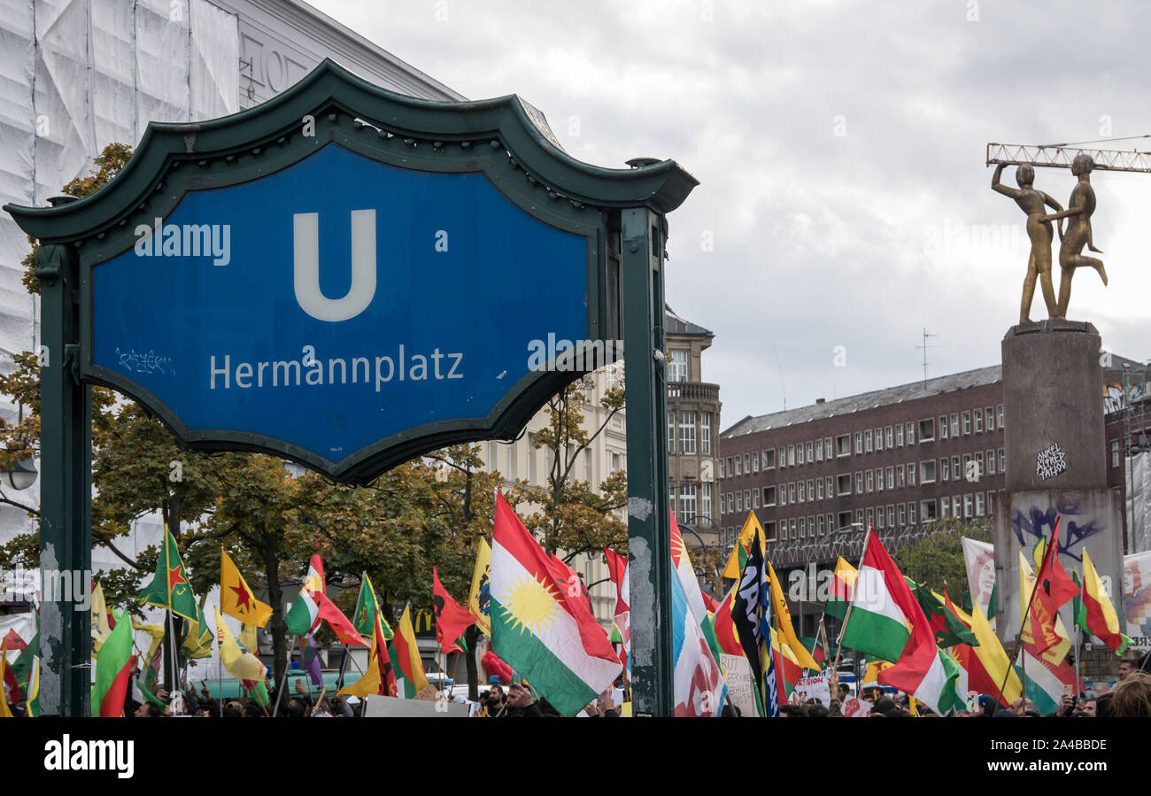 Démonstration et de protestation contre l'offensive turque contre les Kurdes en Syrie, Kurdistan et gpj drapeaux, la station de métro Hermannplatz, Berlin Banque D'Images