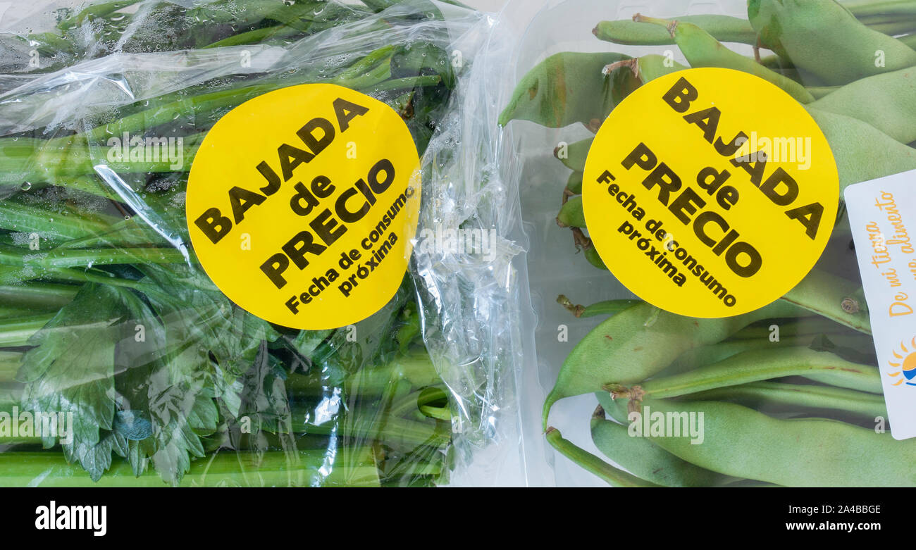 Légumes conservés dans des emballages en plastique à prix réduit la vignette en supermarché de l'Espagne. Banque D'Images