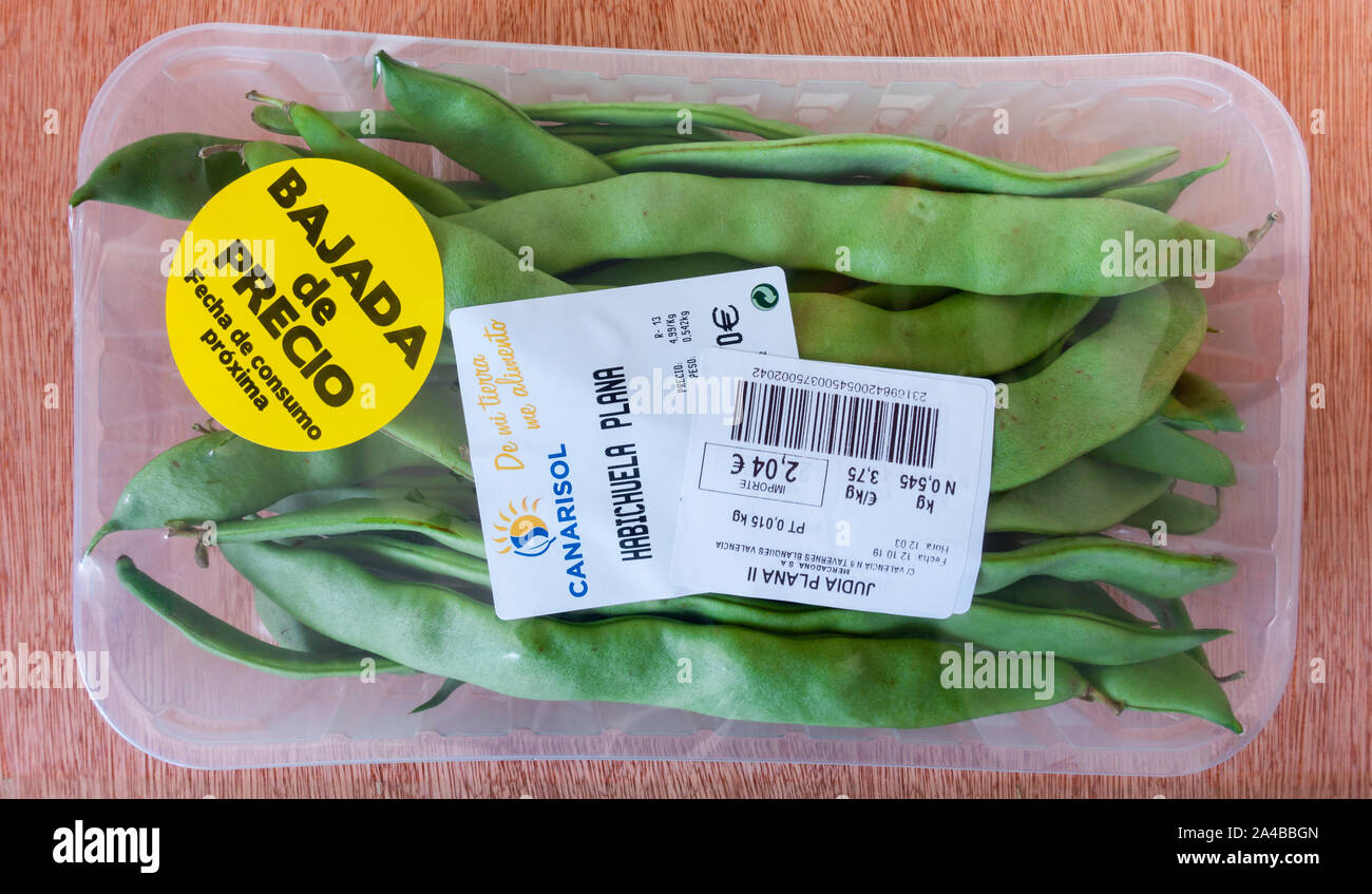 Légumes conservés dans des emballages en plastique à prix réduit la vignette en supermarché de l'Espagne. Banque D'Images