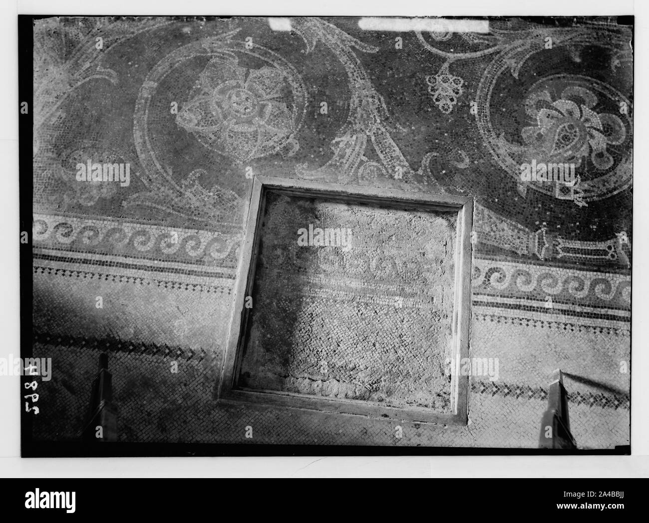 La basilique de Gethsémani [c.-à-d., l'église de toutes les nations ou l'église de l'Agonie]. La mosaïque du pavé de la basilique de Gethsémani. [Int érieur], moderne et antique plancher montrant fragment. Banque D'Images