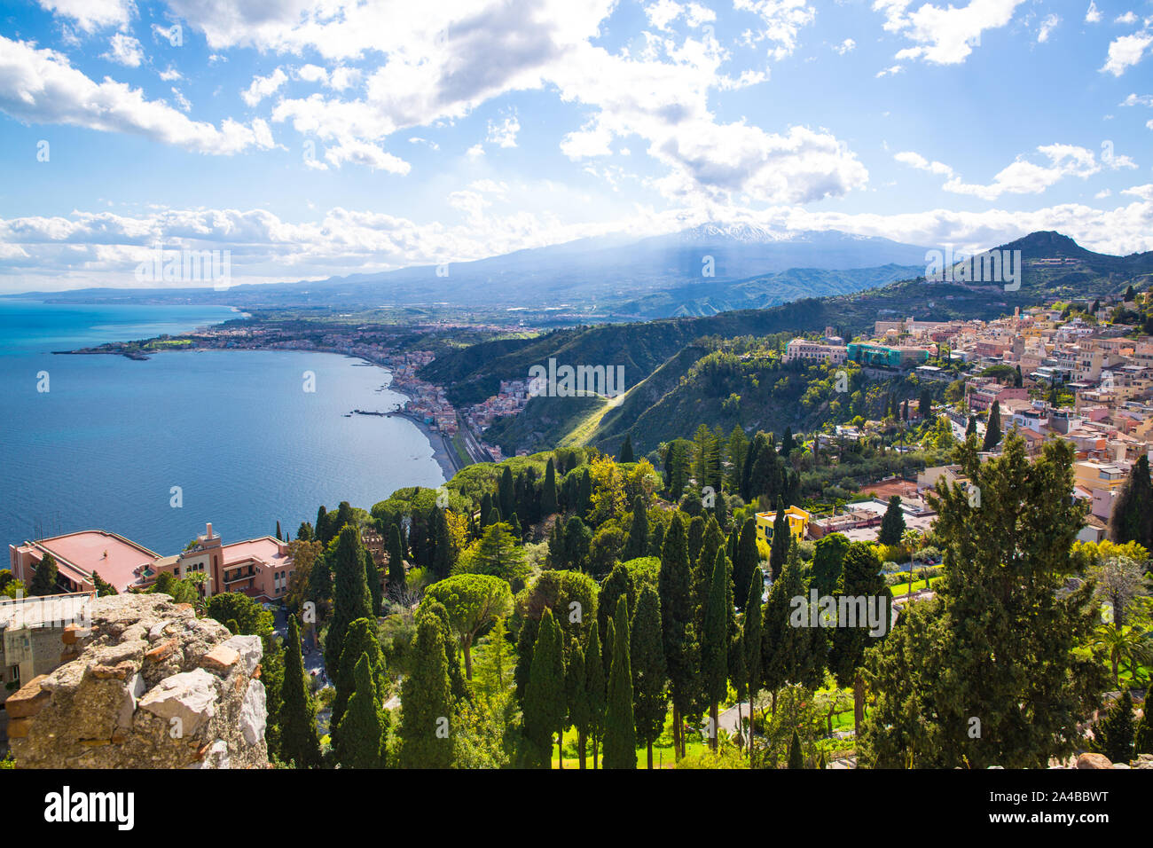 Belle Côte sicilienne de la mer Méditerranée et l'Etna, volcan actif de l'île, Taormina, Sicile, Italie. Banque D'Images