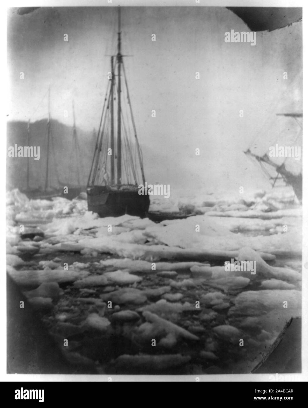 Le Benjamin S. Wright, une goélette, naviguer dans la glace au Square Island Harbour, 1864, un autre navire dans le fond et une saisie à droite Banque D'Images