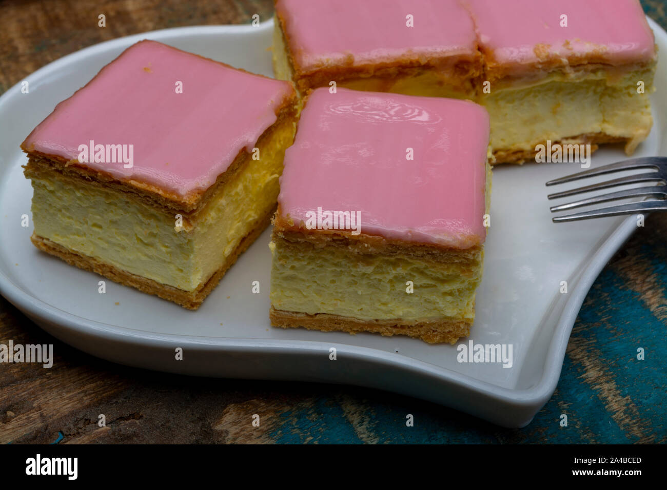Tompoes N Ou Tompouce Patisserie Emblematique En Pays Bas Et La Belgique A Fait De La Pate Feuilletee Creme Glace Close Up Photo Stock Alamy