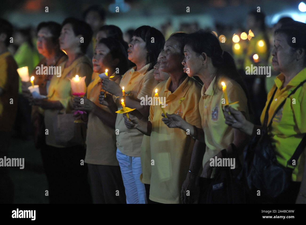 Bangkok, Thaïlande. 13 Oct, 2019. Les gens assistent à la cérémonie commémorative pour la fin le Roi Bhumibol Adulyadej thaïlandais à Bangkok, Thaïlande, le 13 octobre 2019. Credit : Rachen Sageamsak/Xinhua/Alamy Live News Banque D'Images