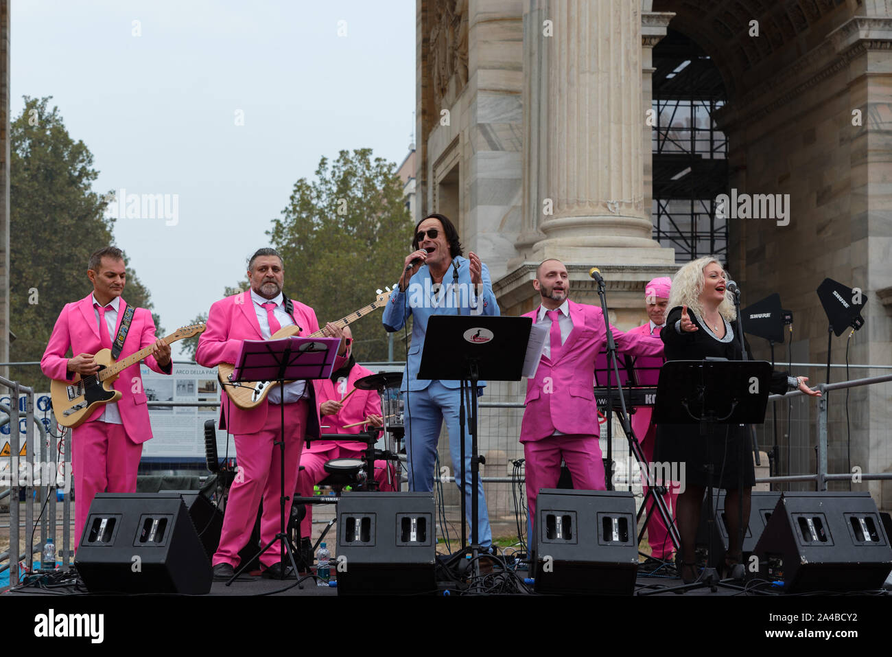 MILAN, ITALIE - 13 octobre 2019 : Le 'I Cormorani' musical groupe accueille les coureurs à l'arrivée pour fêter le deejay dix, un événement organisé en cours d'exécution Banque D'Images