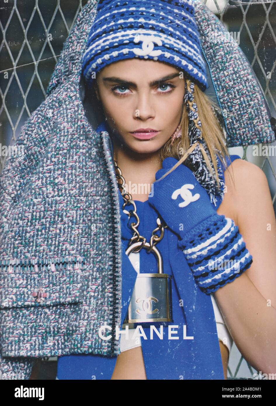 Affiche publicitaire de CHANEL avec Cara Delevingne en version papier du magazine à partir de 2014, de la publicité, publicité de CHANEL créatifs 2010s Banque D'Images