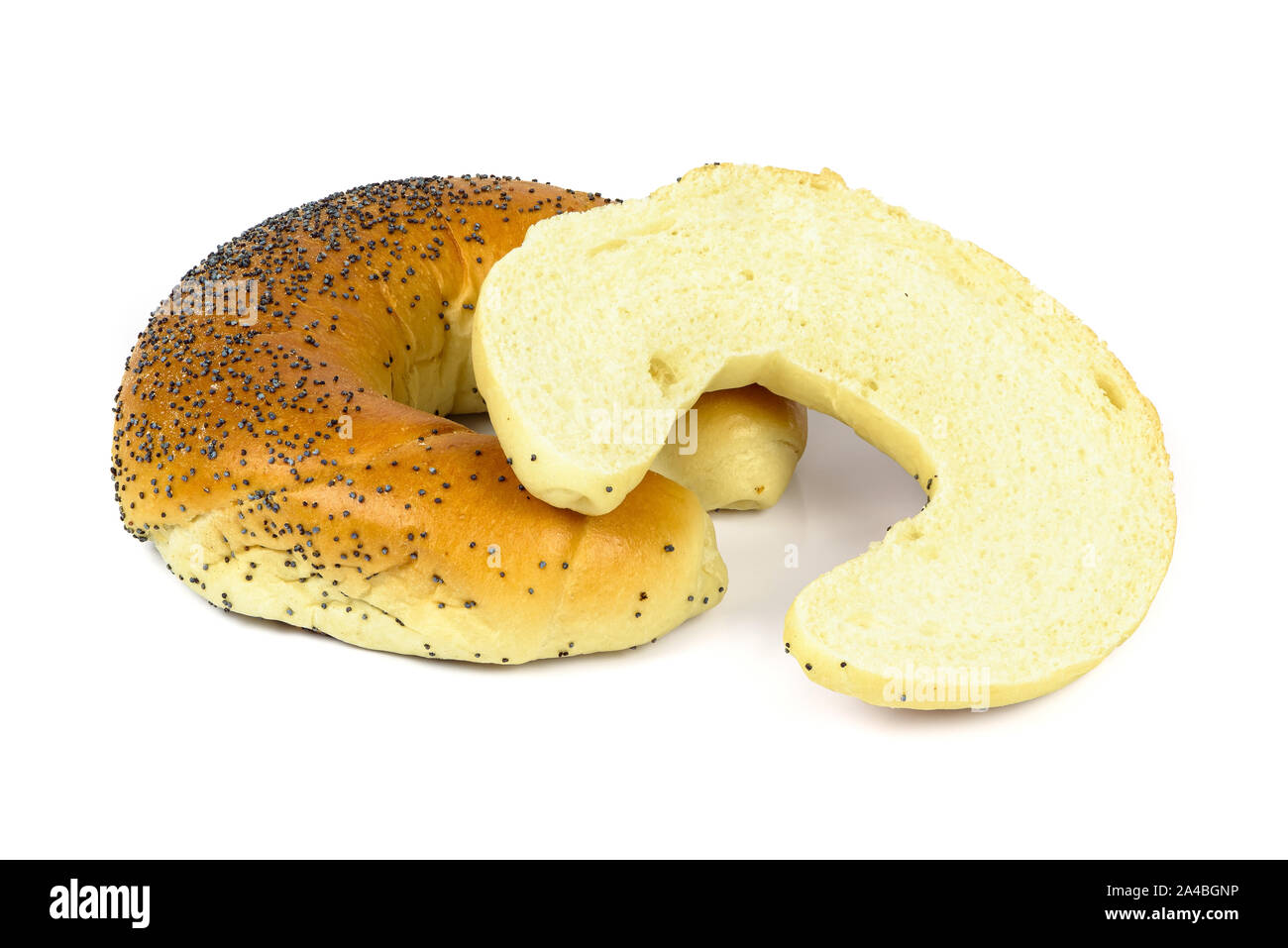 Couper le rouleau de croissant avec les graines de pavot isolé sur fond blanc avec clipping path Banque D'Images Couper le rouleau de croissant avec les graines de pavot isolé sur fond blanc avec clipping path Banque D'Images