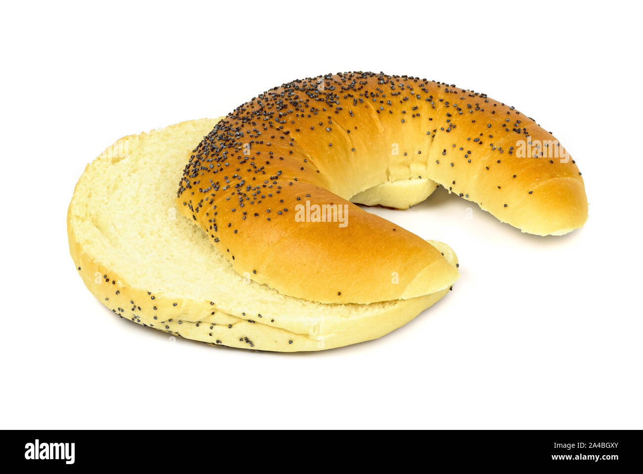 Couper le rouleau de croissant avec les graines de pavot isolé sur fond blanc avec clipping path Banque D'Images Couper le rouleau de croissant avec les graines de pavot isolé sur fond blanc avec clipping path Banque D'Images