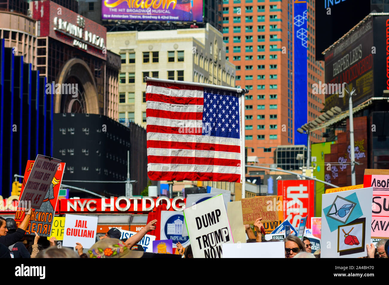 New York, États-Unis. 13 Oct, 2019. NEW YORK, NY - 13 octobre 2019 : Des centaines de manifestants se sont réunis à Times Square et ont marché jusqu'à Union Square d'exiger "NYC attaquer maintenant" le 13 octobre 2019 dans la ville de New York. (Photo par Ryan Rahman/Pacific Press) Credit : Pacific Press Agency/Alamy Live News Banque D'Images