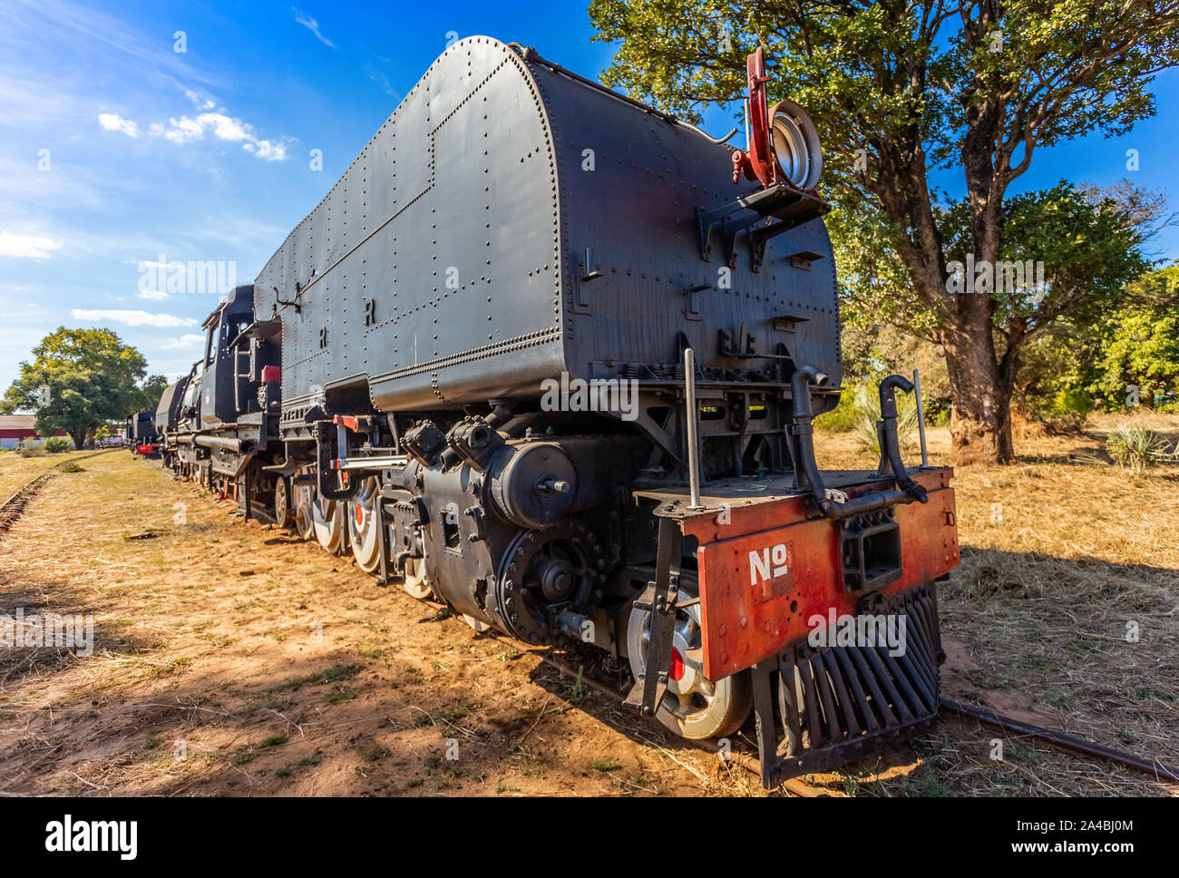 Ancienne rétro steel train locomotive debout sur les rails à Livingstone, Zambie Banque D'Images