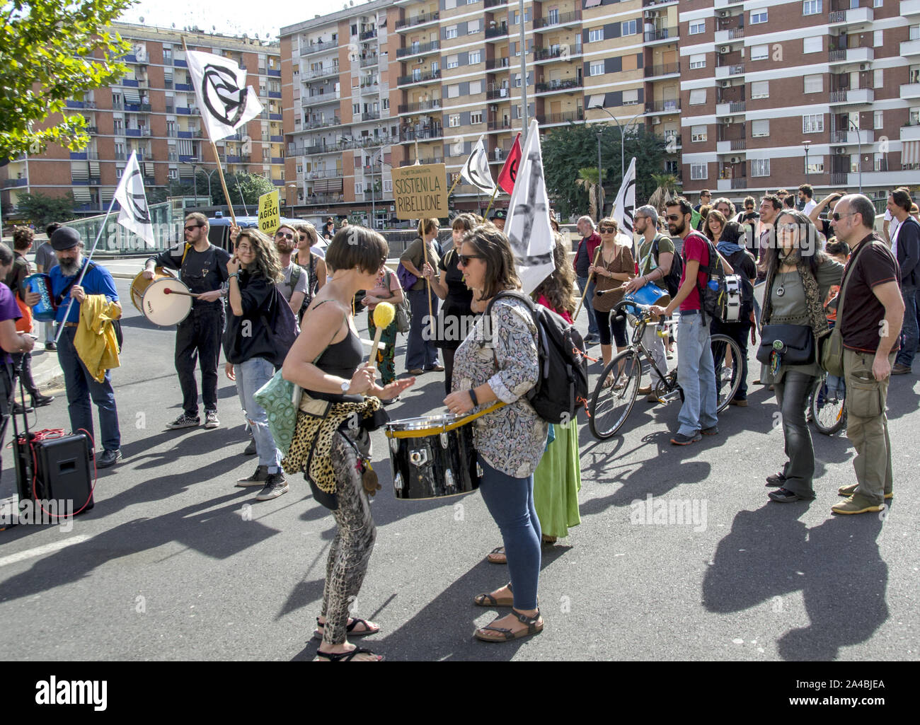 Rome, Italie. 13 Oct, 2019. Rébellion Extinction démonstration Rome (qui se réfère à la non-violent mouvement socio-politique, l'extinction de la rébellion, né au Royaume-Uni afin d'éviter le changement climatique, arrêter la perte de biodiversité et de minimiser le risque d'extinction et effondrement écologique). Depuis mardi dernier, plusieurs activités ont été en grève de la faim en face de Montecitorio, parce qu'il estime que le climat décret approuvé par le gouvernement pour être tout à fait insuffisant. (Photo par Patrizia Cortellessa/Pacific Press) Credit : Pacific Press Agency/Alamy Live News Banque D'Images