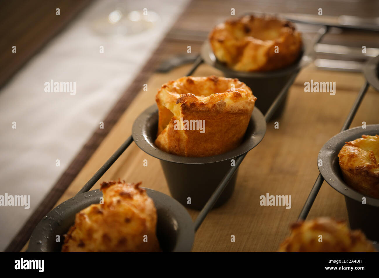 Dîner rôti britannique - Yorkshire pudding cuit popover Banque D'Images