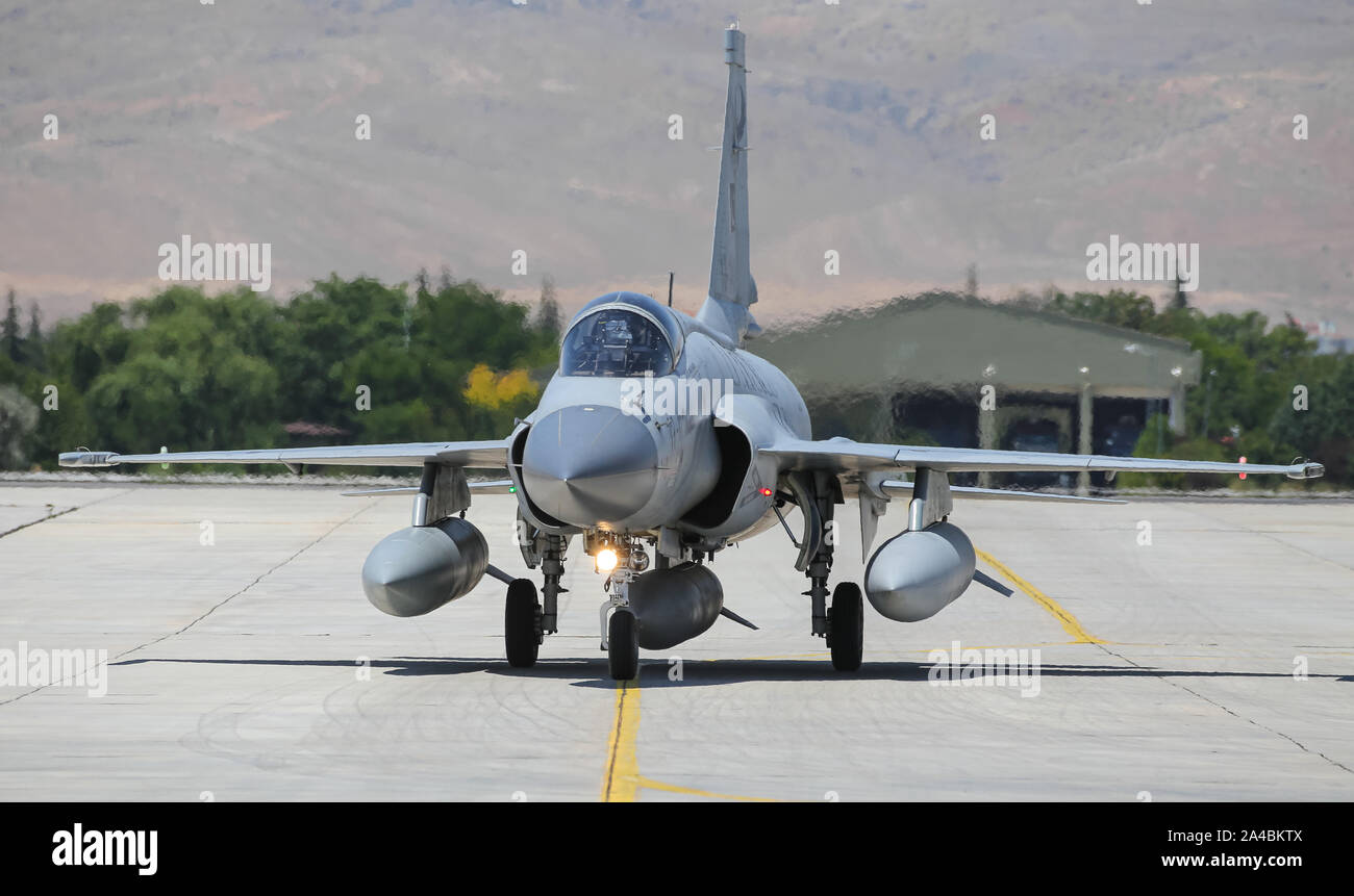 KONYA, TURQUIE - le 26 juin 2019 : de l'air pakistanaise Pakistan JF-17 Thunder (CN 049) taxi de l'aéroport de Konya en Anatolie au cours de l'exercice de l'Armée de l'air de l'Aigle Banque D'Images