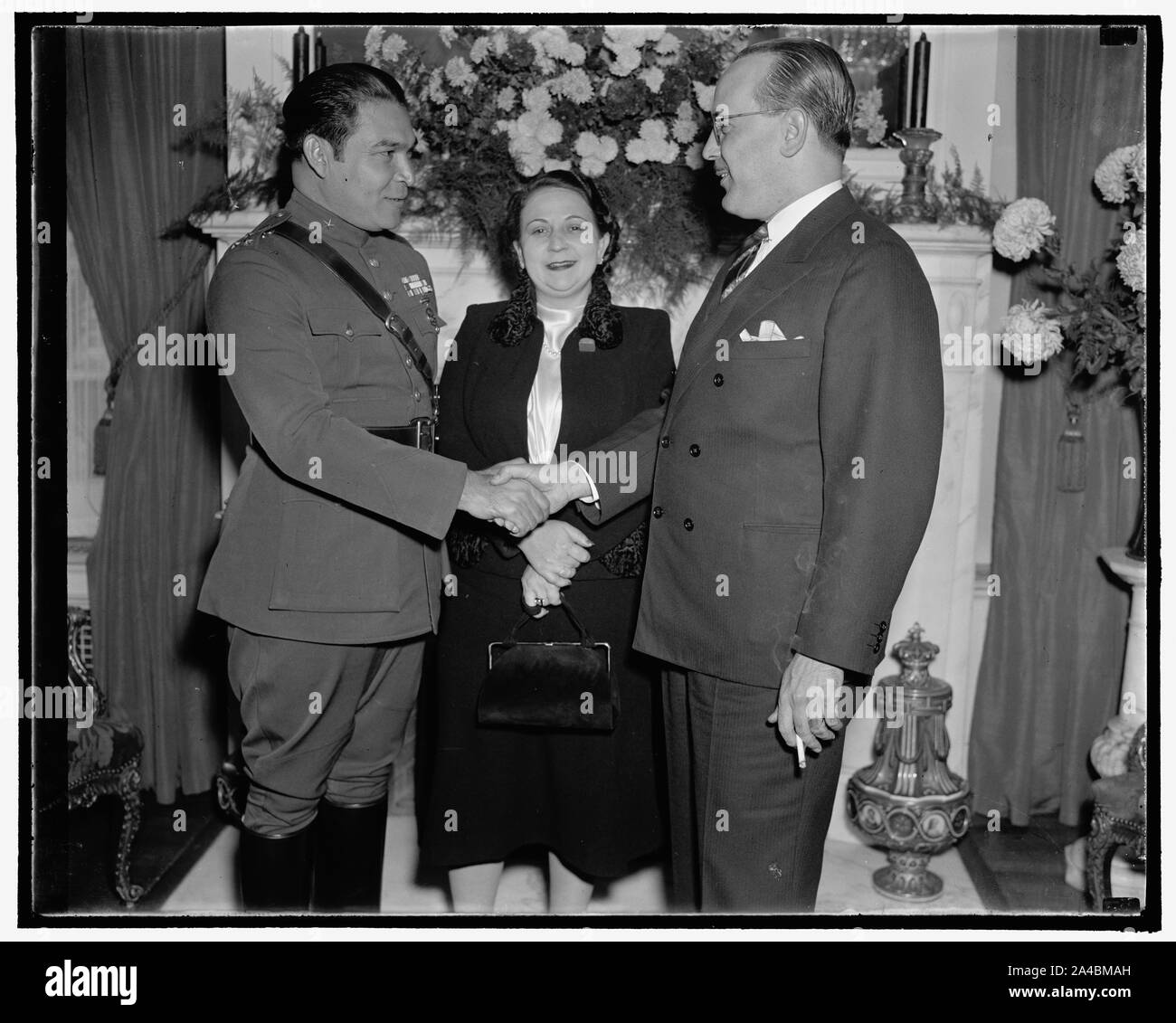 Le dictateur cubain et la Mme Washington, D.C., le 10 novembre. Le colonel Fulgencio Batista, le sergent de l'armée cubaine qui s'est levé à la dictature de Cuba, est arrivé aujourd'hui à Washington pour une série d'examens et des dîners militaires de l'Etat qui procédera à de belles conversations internationales, la visite a une forte saveur de mystère, le Département de la guerre a été à l'élaboration de mal pour s'en tenir à son histoire que le colonel, qui n'a jamais mis les pieds à l'extérieur de Cuba jusqu'à ce qu'il y a deux jours, est brusquement voyageant à l'âge de trente-sept ans, il est représenté avec son épouse rarement photographié, et l'ambassadeur de Cuba Le Dr Banque D'Images