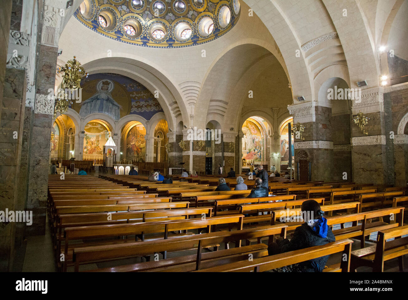 Lourdes, France, 2 octobre 2019, un avis de fidèles à l'intérieur de la basilique du Rosaire. Banque D'Images