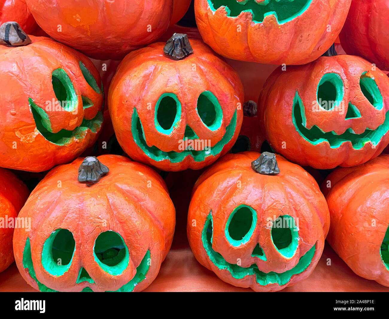 Citrouilles Halloween orange artificielle. Arrière-plan de têtes de citrouille festival. Close up. Tête de citrouille Halloween lanternes jack Banque D'Images