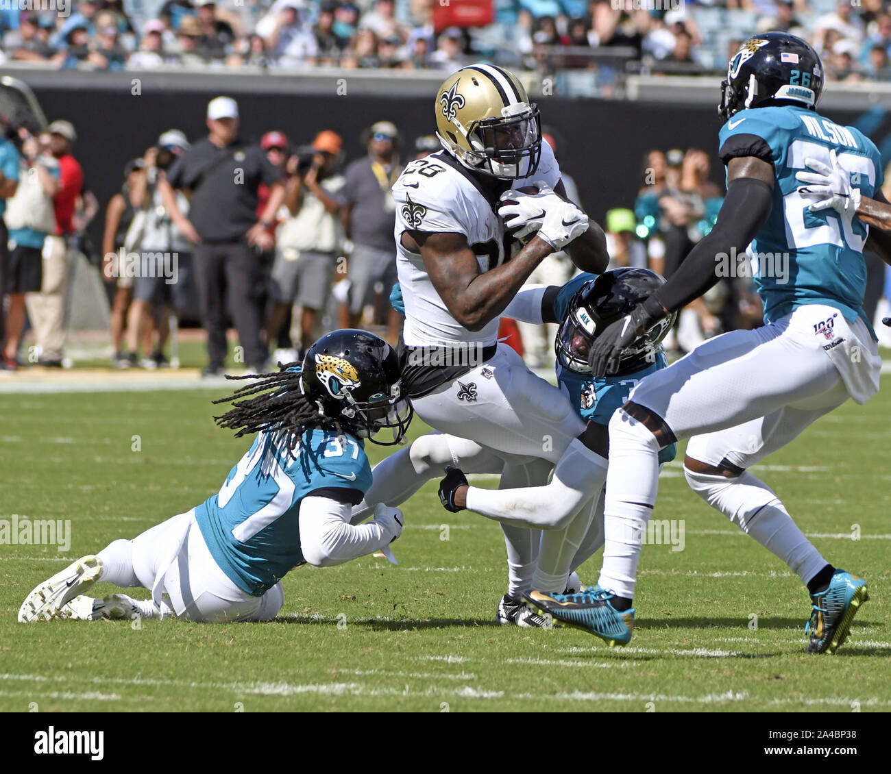 Jacksonville, États-Unis. 13 Oct, 2019. Saints d'utiliser de nouveau Latavius Murray(28) est abordé comme la Nouvelle Orleans Saints jouer les Jacksonville Jaguars au domaine bancaire TIAA à Jacksonville, en Floride, le dimanche, 13 octobre 2019. Les Saints défait Jacksonville 13-6.Photo par Joe Marino/UPI UPI : Crédit/Alamy Live News Banque D'Images