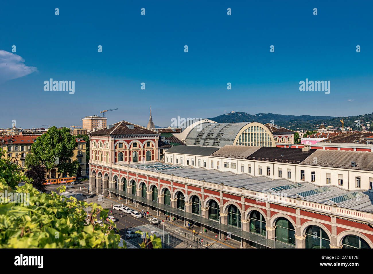 La belle façade de la gare de Torino Porta Nuova, de la gare principale de Turin et la troisième station la plus achalandée en Italie Banque D'Images