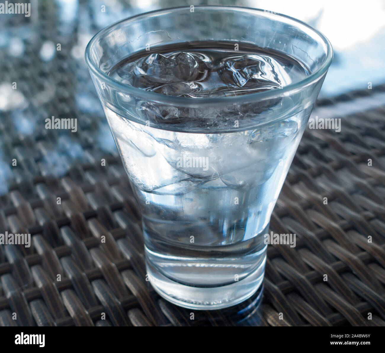 Bécher en verre avec de la glace Banque D'Images
