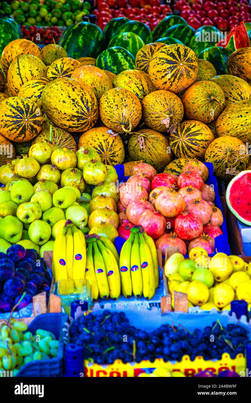 Fresh fruits colorés au marché de poisson et de légumes à Fethiye, Riviera turque, Turquie Banque D'Images