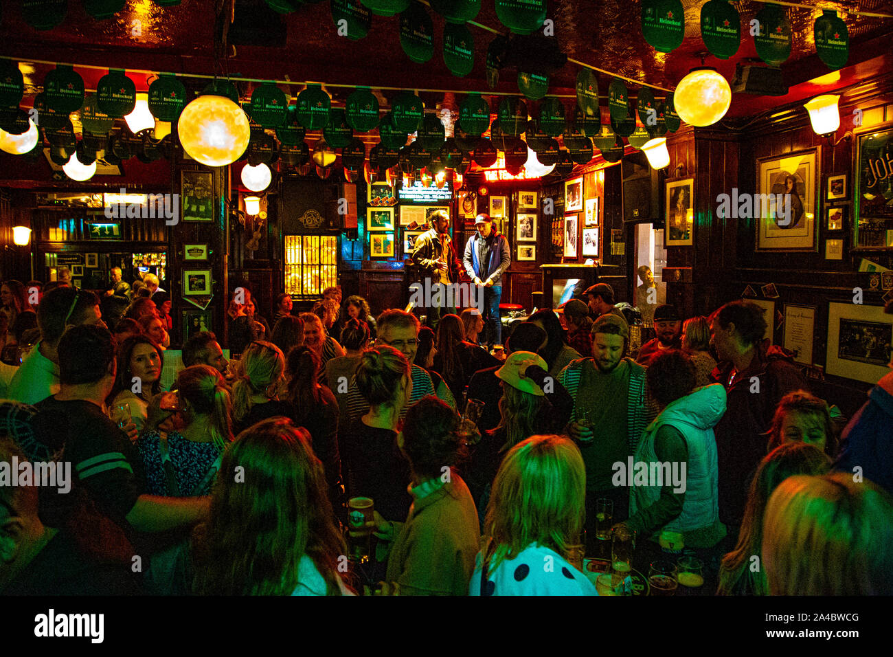 Les personnes prenant et profiter de boissons au Temple Bar, célèbre pub à Dublin, Irlande Banque D'Images