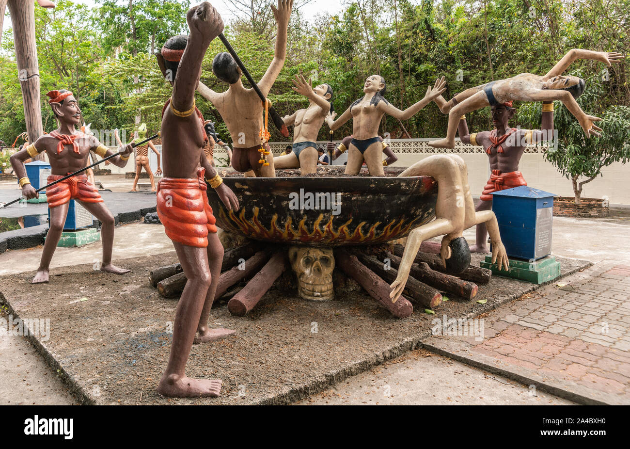 Bang Saen, Thaïlande - 16 mars 2019 - Jardin de l'enfer dans Wang Saensuk monastère Bouddhiste. Les pécheurs sont jetés dans un bol géant de l'huile enflammée par des diables wit Banque D'Images