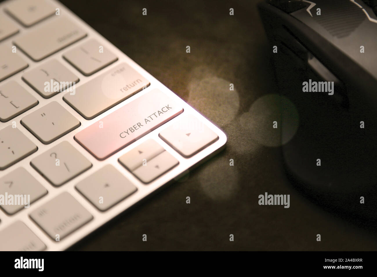 Cyber-attaque touche au clavier. La souris en arrière-plan, la sécurité informatique Banque D'Images