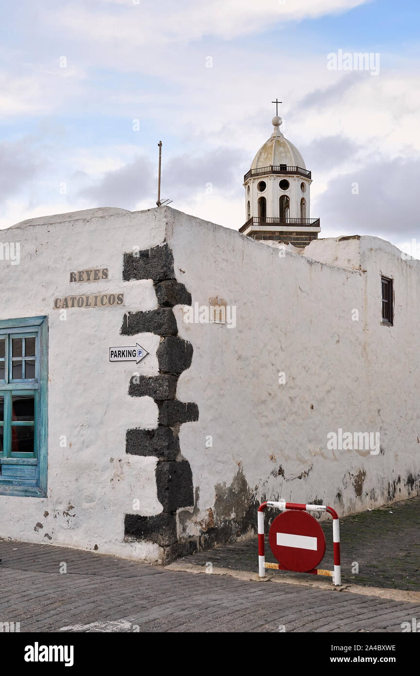 L'architecture typique des Canaries dans une maison en pierre volcanique et des murs blancs (Teguise, Lanzarote, l'île de Las Palmas, Canaries, Espagne) Banque D'Images