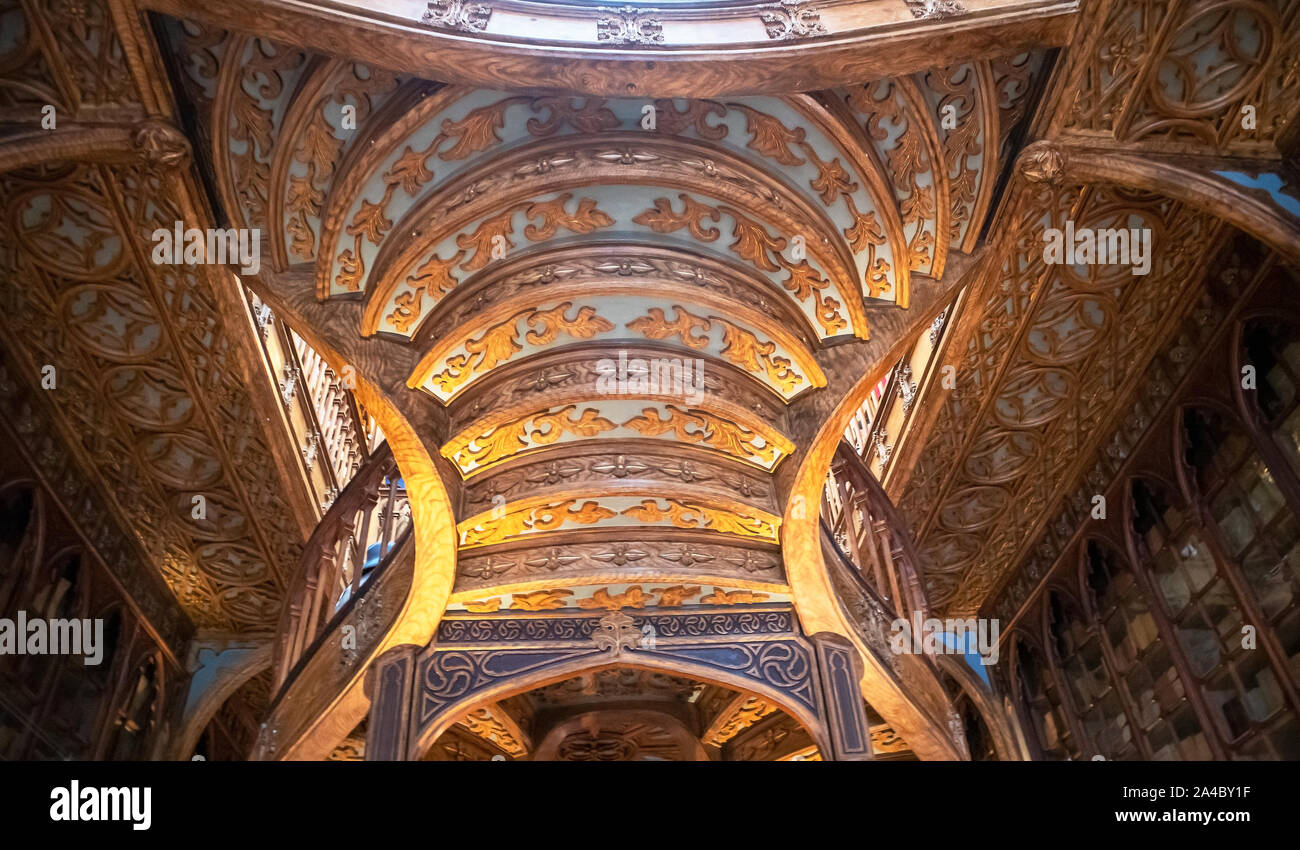 Porto, Portugal - 16 septembre 2019 : Intérieur de la Livraria Lello, l'une des plus belles librairies dans le monde entier. Banque D'Images