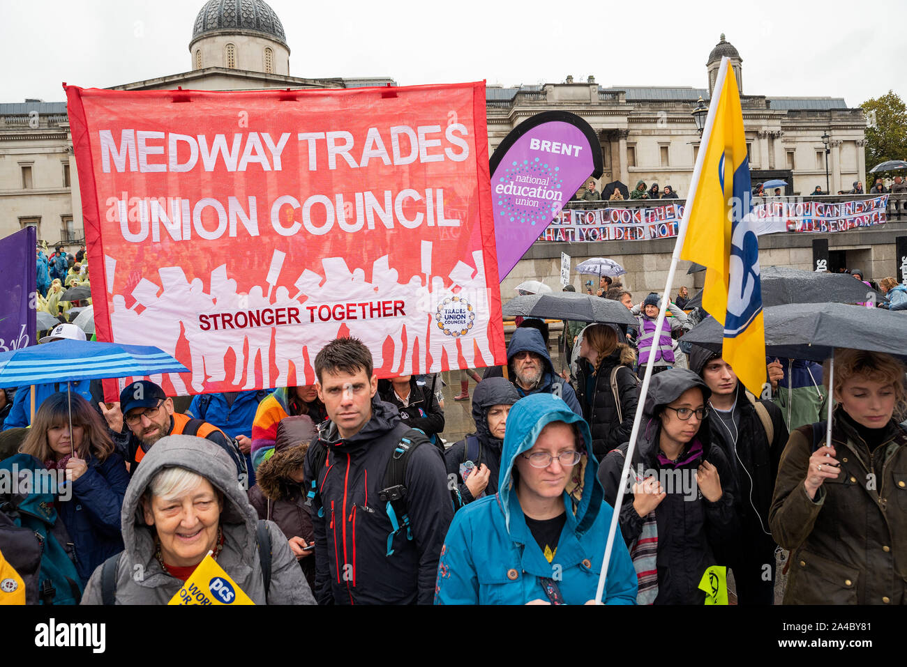 Trafalgar Square, Londres, Royaume-Uni. 12 octobre 2019. Rébellion d'extinction a demandé aux syndicats de rejoindre leur rébellion à Trafalgar Square. Une présence syndicale était active avec des haut-parleurs, et ils ont ensuite rejoint une XR mars. Haut-parleurs, TU et XR partisans ont bravé la pluie continue. Crédit : Stephen Bell/Alamy Banque D'Images