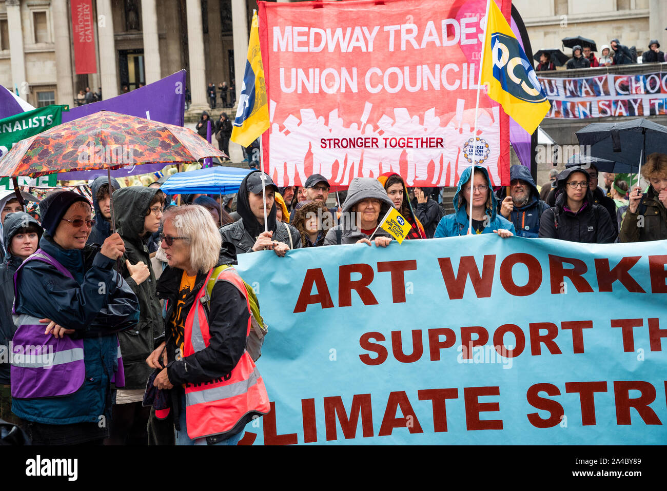 Trafalgar Square, Londres, Royaume-Uni. 12 octobre 2019. Rébellion d'extinction a demandé aux syndicats de rejoindre leur rébellion à Trafalgar Square. Une présence syndicale était active avec des haut-parleurs, et ils ont ensuite rejoint une XR mars. Haut-parleurs, TU et XR partisans ont bravé la pluie continue. Crédit : Stephen Bell/Alamy Banque D'Images