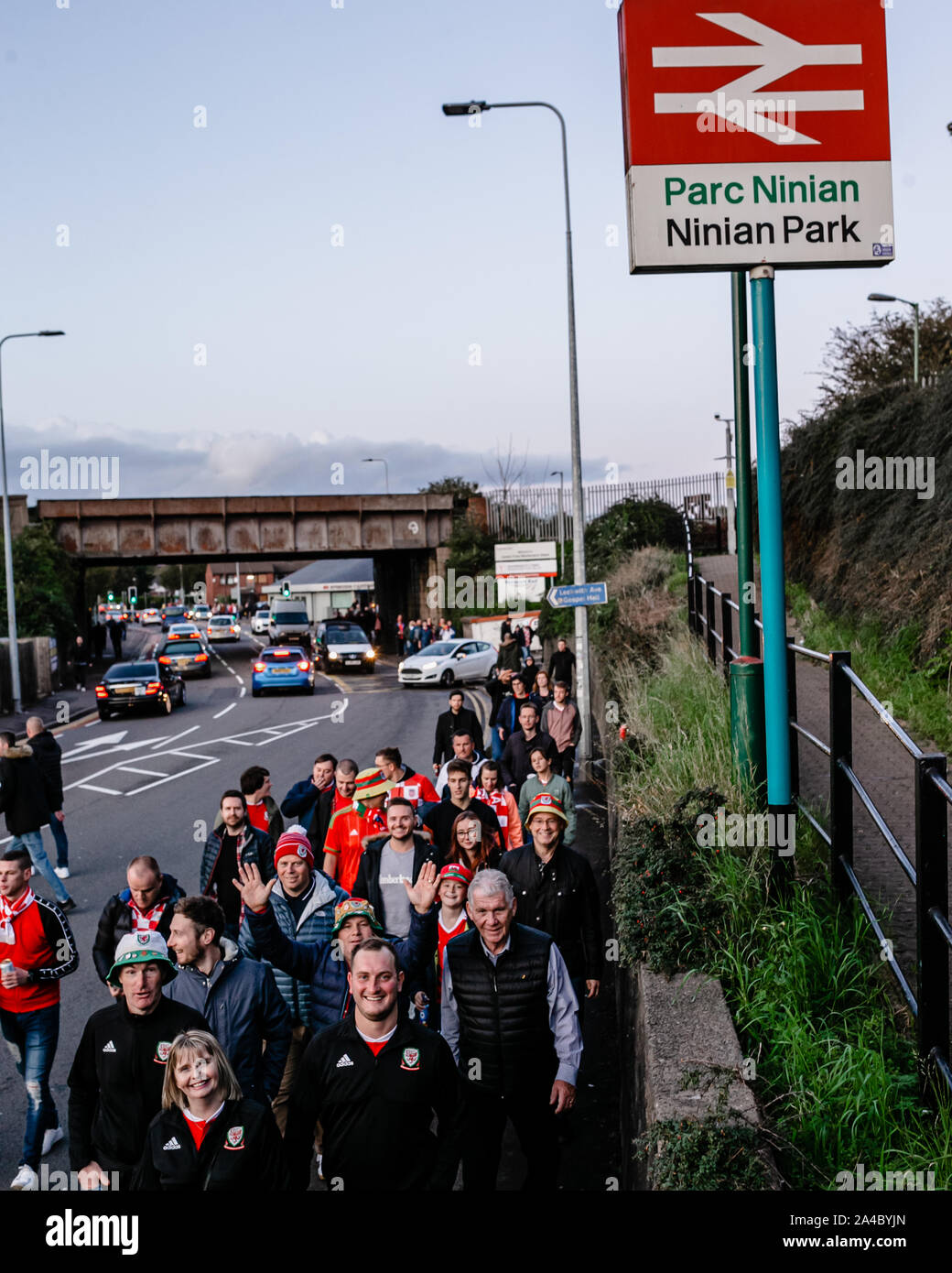 CARDIFF, WALES - le 13 octobre : Welsh fans font leur chemin à travers Cardiff avant le qualificatif de l'UEFA Euro 2020 entre le Pays de Galle et l'Italie à Cardiff City Banque D'Images