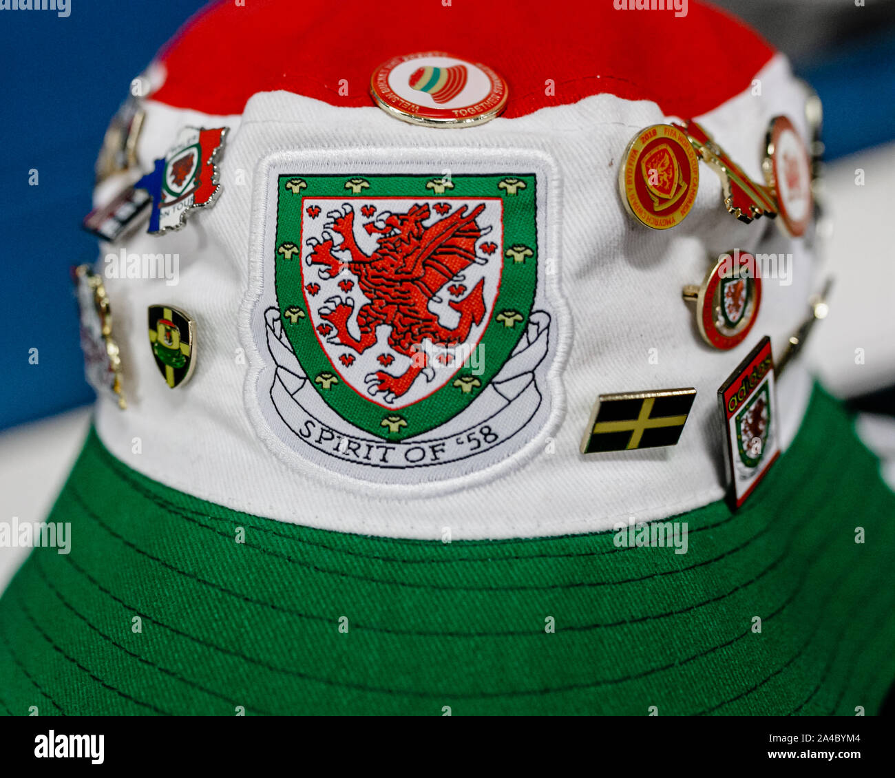 Cardiff Wales Octobre 13 Un Seau Des Fans Lors De La Hat Uefa Euro Qualificatif Entre Le Pays De Galle Et L Italie A Cardiff City Stadium Photo Stock Alamy