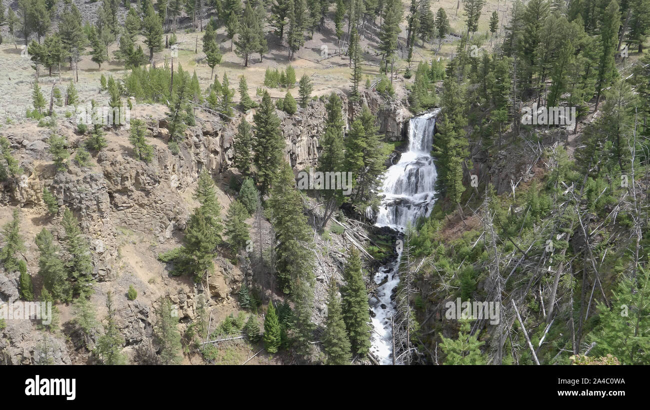 Large vue d'agata tombe dans yellowstone Banque D'Images