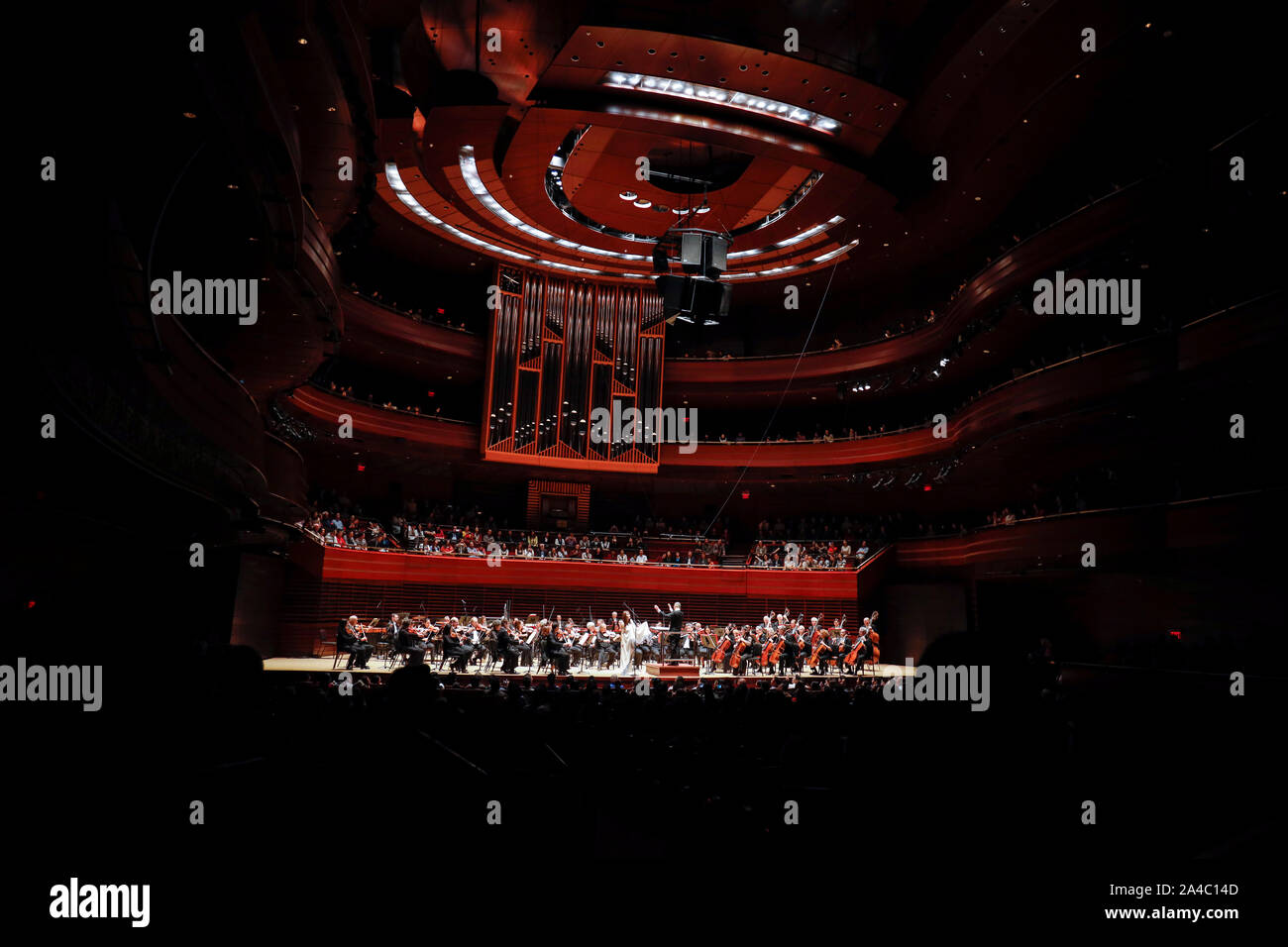 (191013) -- Philadelphie, 13 octobre 2019 (Xinhua) -- Photo prise le 12 octobre 2019 présente le 'China Night' concert au Kimmel Center for the Performing Arts, à Philadelphie, aux États-Unis. Une nuit spéciale d'une seule concert célébrant la culture musicale de la Chine a été mis en scène ici le samedi soir. Cette "Nuit de Chine" concert, effectuée par l'Orchestre de Philadelphie et dirigé par le compositeur de renommée internationale et chef d'orchestre chinois Tan Dun, mettait en vedette plusieurs des œuvres de musiciens chinois, y compris le Triple Concerto de Tan Crouching Tiger, Hidden Dragon ainsi que 100 oiseaux qui volent vers la Banque D'Images