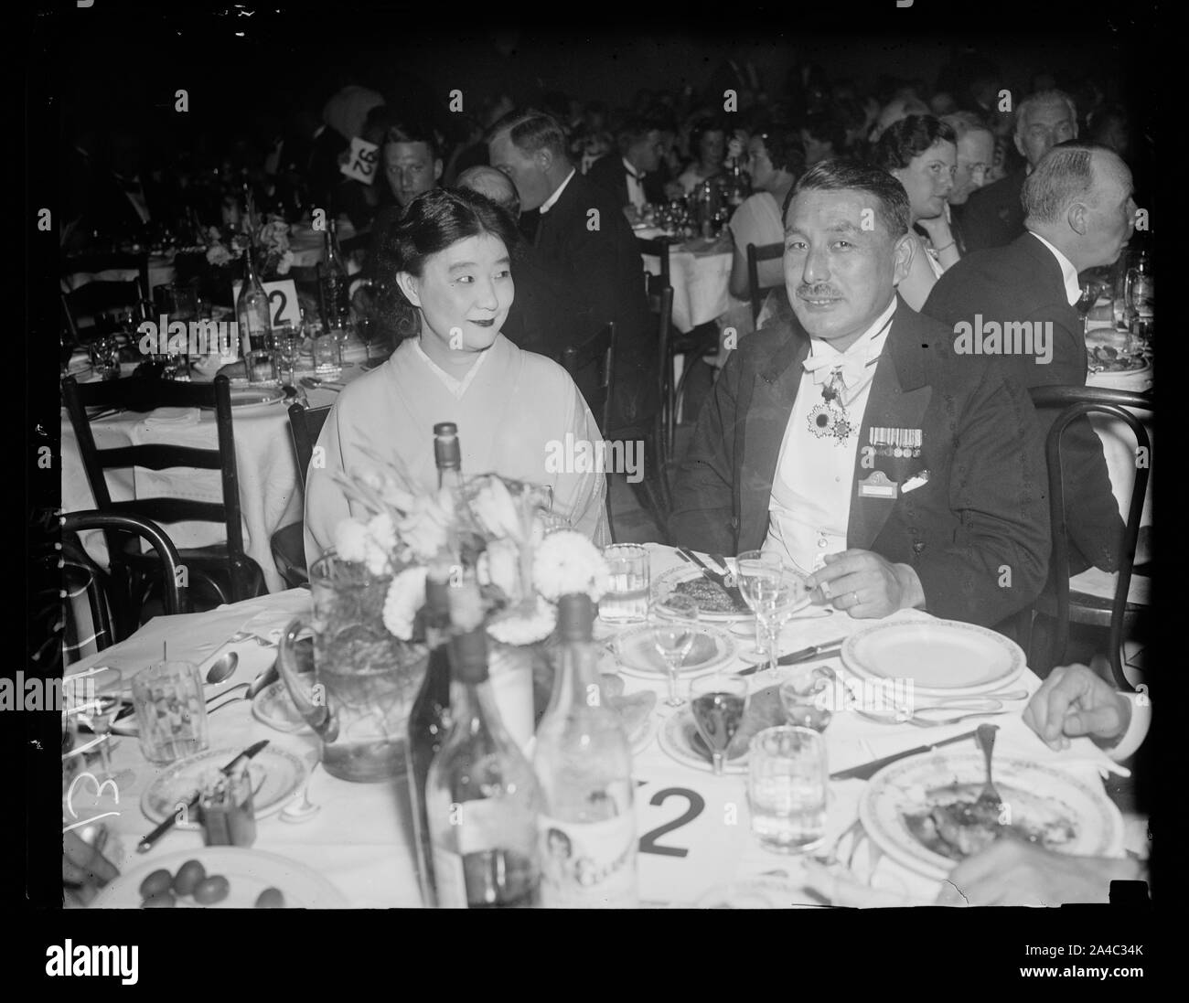 Le représentant du Mikado, Washington, D.C., septembre 11. M. et Mme Hiromitsu Yanagihara, capitaine de la Marine impériale japonaise et l'inspecteur en chef des inspecteurs de marine à l'office d'alimentation mondiale Banquet à la station Union la nuit dernière Banque D'Images