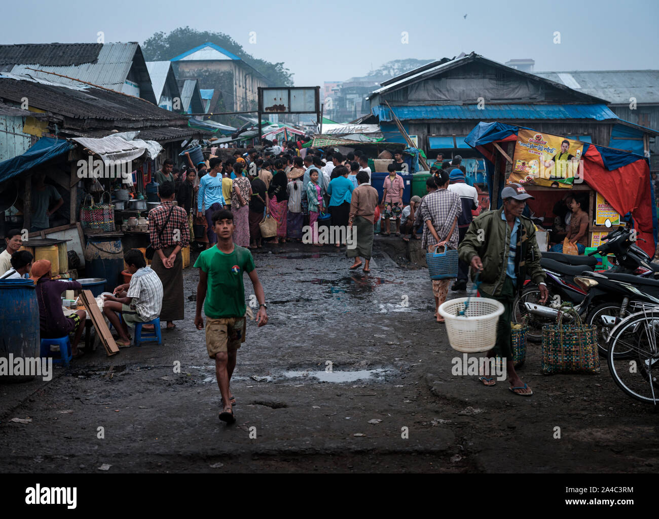 SITTWE, MYANMAR - CIRCA DÉCEMBRE 2017 : vue sur le marché aux poissons de Sittwe en Birmanie. Banque D'Images