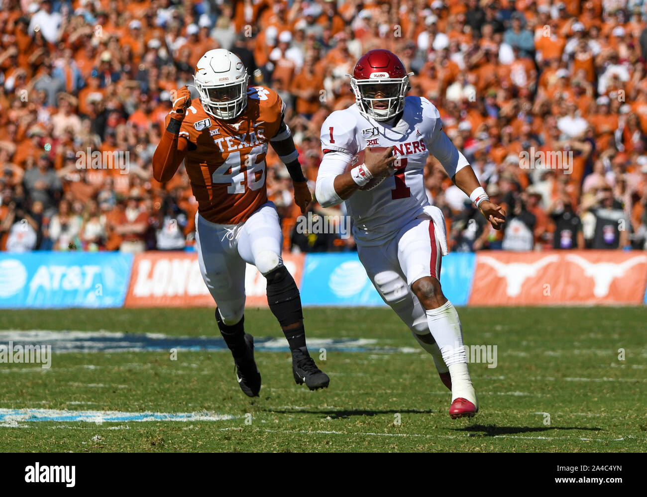 Oct 12, 2019 : Oklahoma Sooners quarterback Jalen fait mal # 1 pour 235 yards et adopté 3 touchés au cours de la rivalité de la rivière Rouge de la NCAA match entre l'Université de l'Oklahoma Sooners et l'Université de Texas longhorns au Cotton Bowl Stadium à Fair Park à Dallas, TX Texas défait 34-27 Albert Pena/CSM Banque D'Images