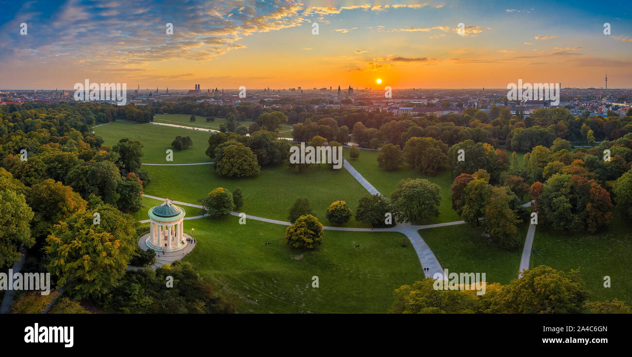 Couleurs d'automne à Munich quand le soleil se lève. Banque D'Images