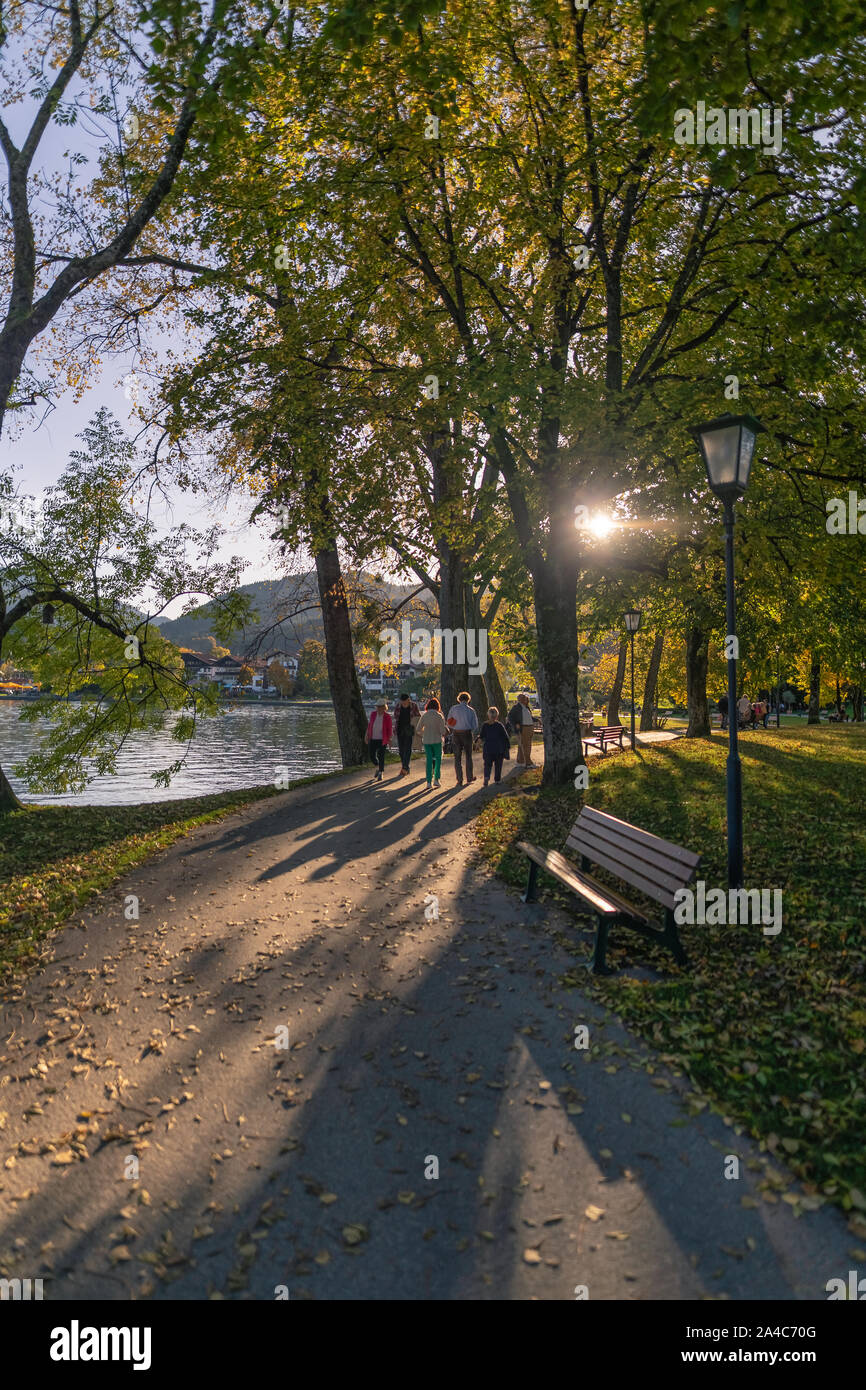 Faire une promenade. Une route avec les gens sur elle. Banque D'Images