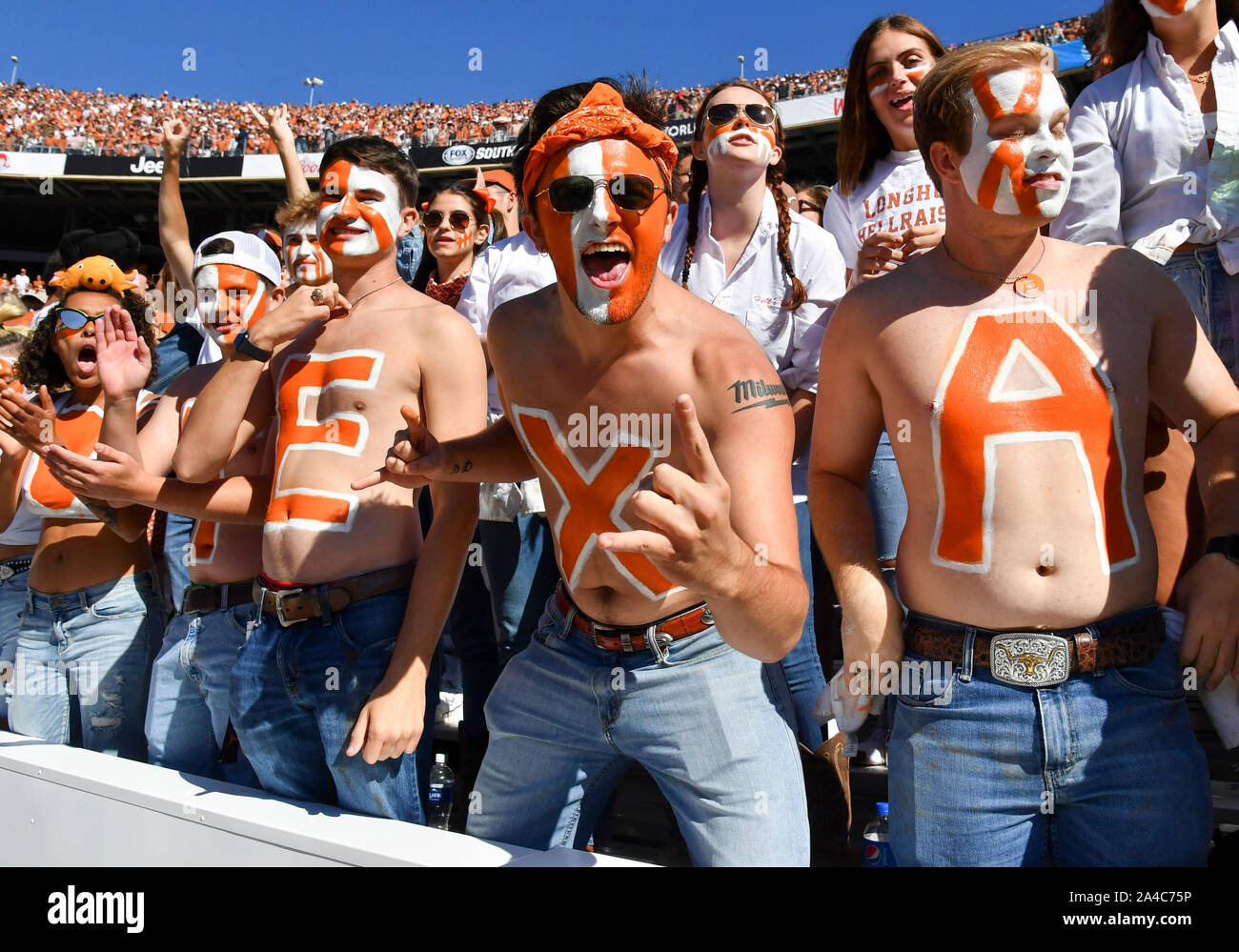 Oct 12, 2019 : Le Texas Hellraisers esprit club au cours de la rivalité de la rivière Rouge de la NCAA match entre l'Université de l'Oklahoma Sooners et l'Université de Texas longhorns au Cotton Bowl Stadium à Fair Park à Dallas, TX Texas défait 34-27 Albert Pena/CSM Banque D'Images