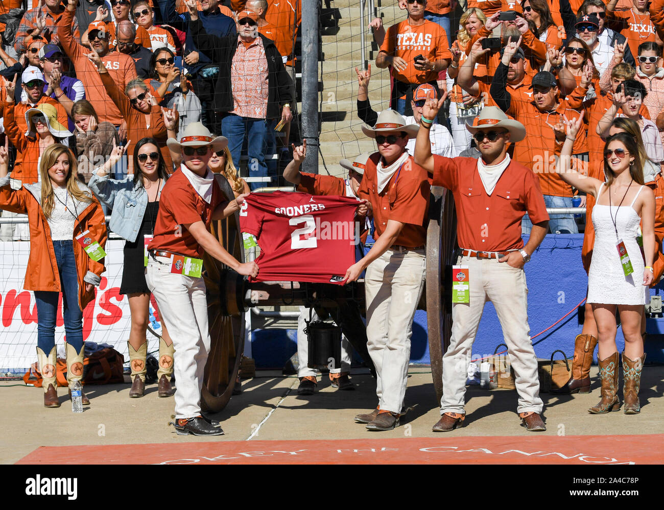 Oct 12, 2019 : l'équipage de Smokey le canon se préparer au feu le canon au moyen d'un Oklahoma jersey au cours de la rivalité de la rivière Rouge de la NCAA match entre l'Université de l'Oklahoma Sooners et l'Université de Texas longhorns au Cotton Bowl Stadium à Fair Park à Dallas, TX Texas défait 34-27 Albert Pena/CSM Banque D'Images