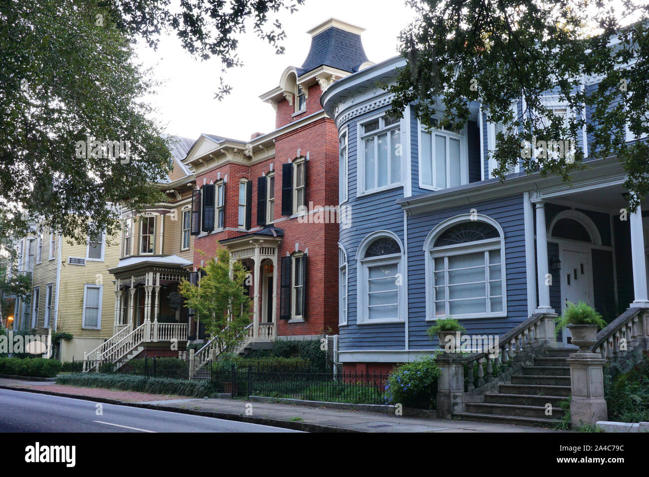 Une rangée de maisons colorées à Savannah en Géorgie Banque D'Images