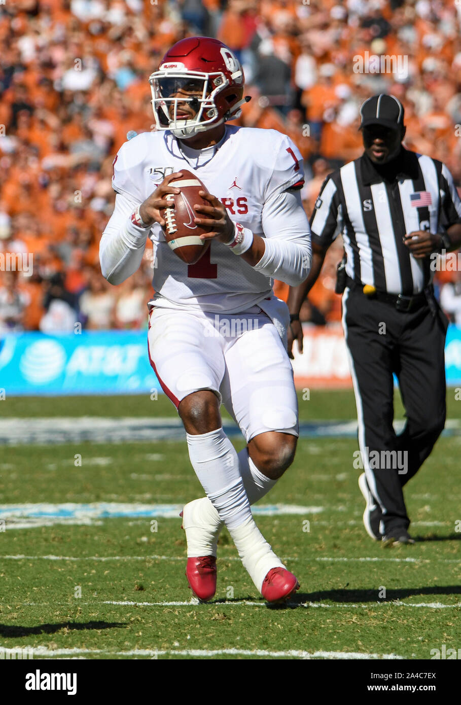 Oct 12, 2019 : Oklahoma Sooners quarterback Jalen fait mal # 1 regarde vers la rivière Rouge au cours de la NCAA jeu rivalité entre l'Université de l'Oklahoma Sooners et l'Université de Texas longhorns au Cotton Bowl Stadium à Fair Park à Dallas, TX Texas défait 34-27 Albert Pena/CSM Banque D'Images