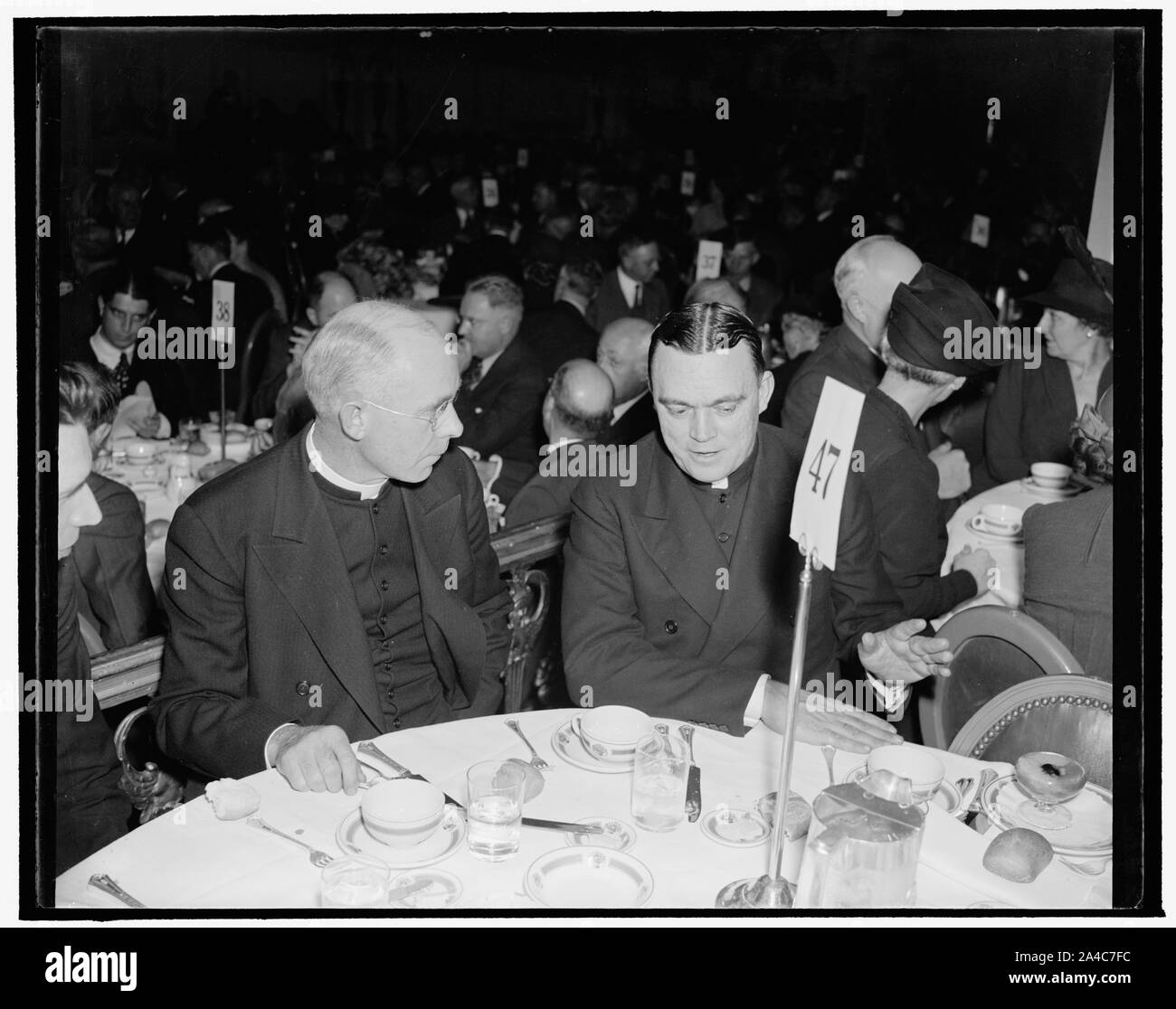 Le révérend John F. O'Hara, président de l'Université de Notre Dame, et le Rév. Dr. Maurice Sheeny, professeur d'éducation religieuse, l'Université Catholique Banque D'Images