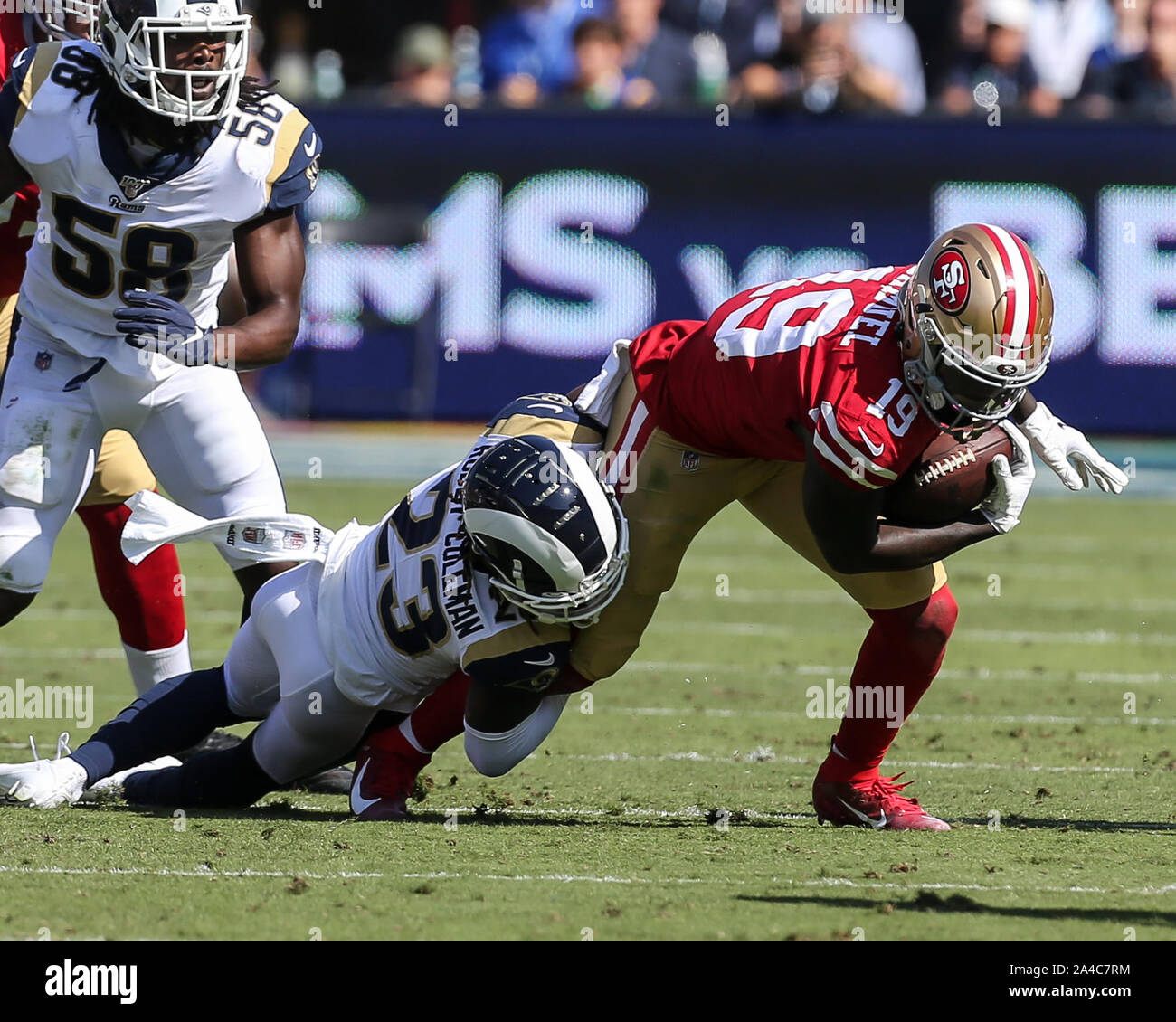 Los Angeles, CA. 13 Oct, 2019. Los Angeles Rams arrière défensif Nickell Robey-Coleman # 23 attaque à San Francisco 49ers wide receiver Deebo Samuel # 19 nduring la NFL match entre les San Francisco 49ers vs Los Angeles Rams au Los Angeles Memorial Coliseum de Los Angeles, Ca, le 13 octobre 2019. Photo par Jevone Moore. Credit : csm/Alamy Live News Banque D'Images