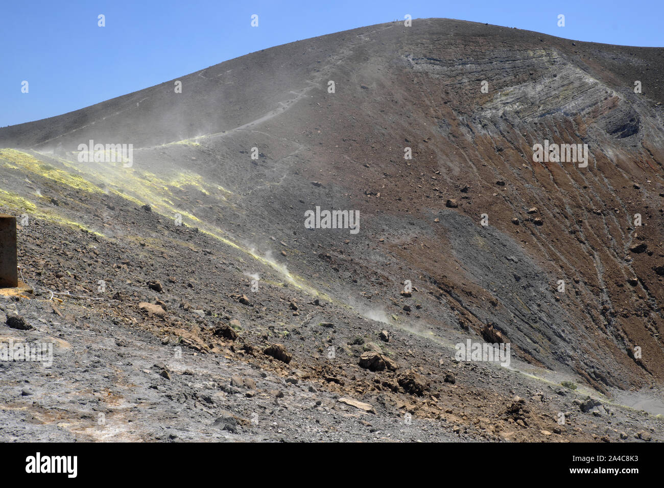 Les fumerolles de soufre et de chlore croûtes sur le bord du cratère de Gran Cratere sur l'île de Vulcano, Iles Eoliennes, Sicile, Italie. Banque D'Images