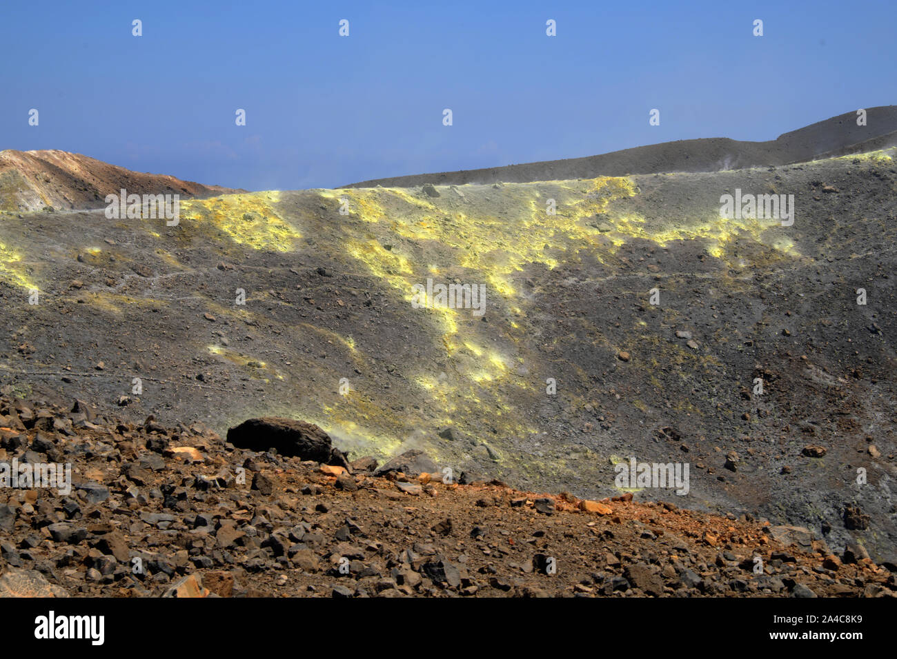 Les fumerolles de soufre et de chlore croûtes sur le bord du cratère de Gran Cratere sur l'île de Vulcano, Iles Eoliennes, Sicile, Italie. Banque D'Images